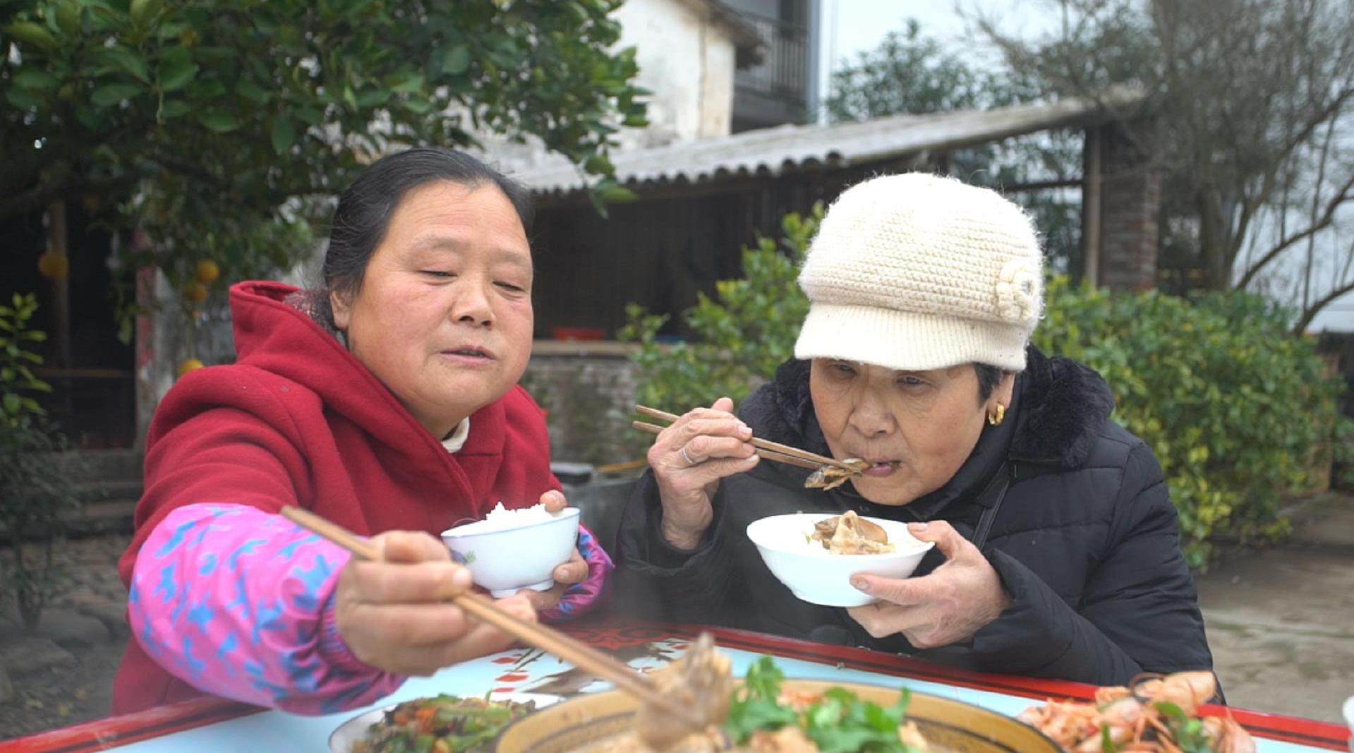 快过年了, 娘家人突然来做客...